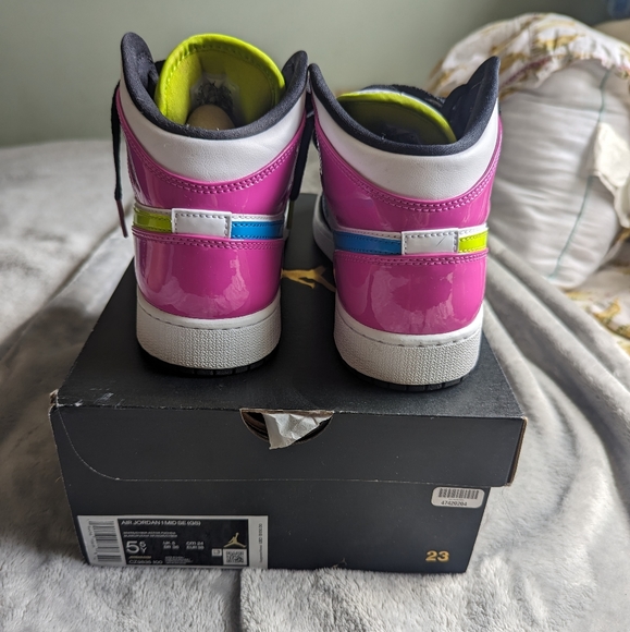 Air Jordan 1 Mid SE Cyber-Active Fuchsia - Picture 7 of 11